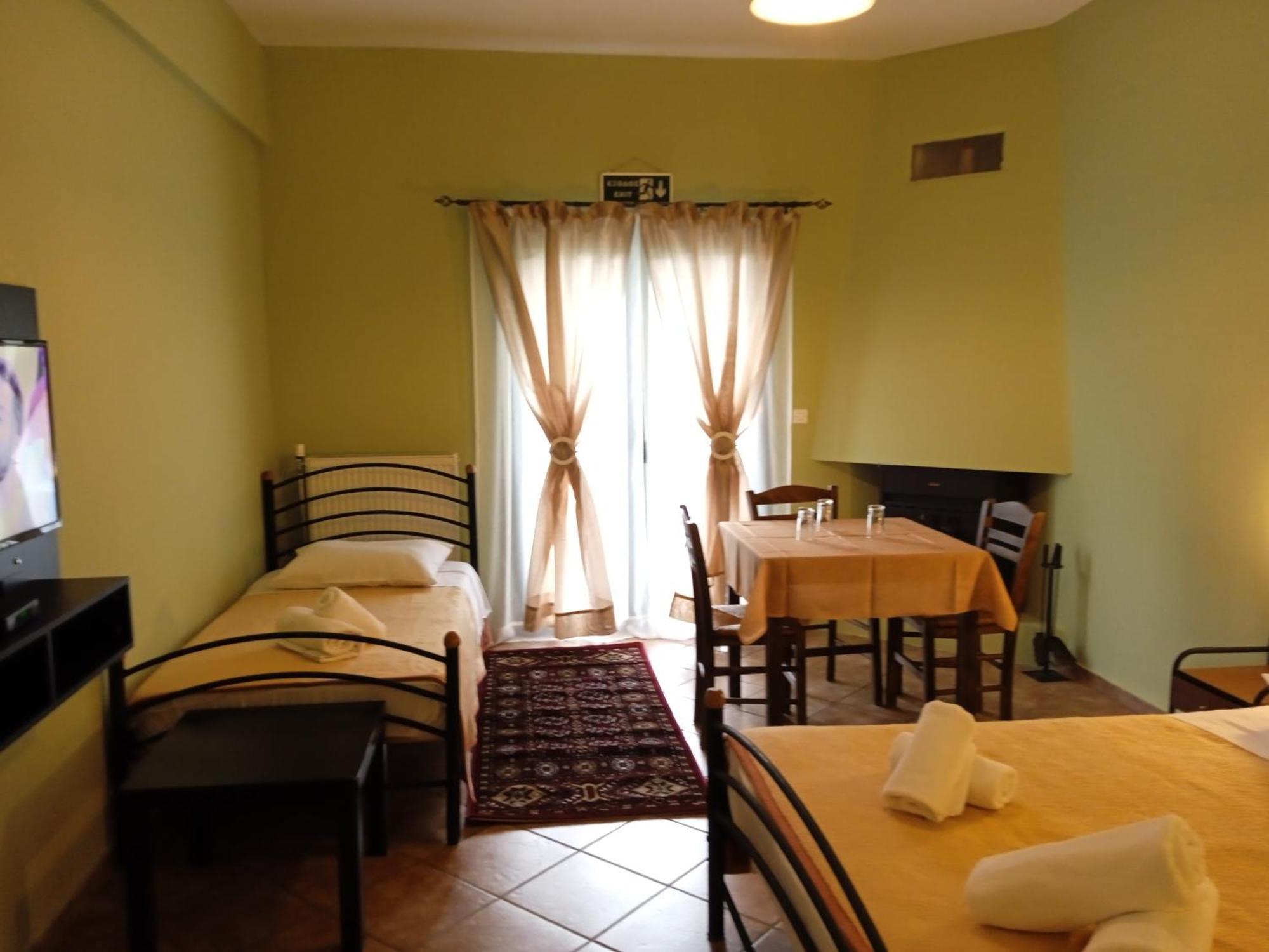 Guesthouse Eleftherios Kalavryta Exterior photo